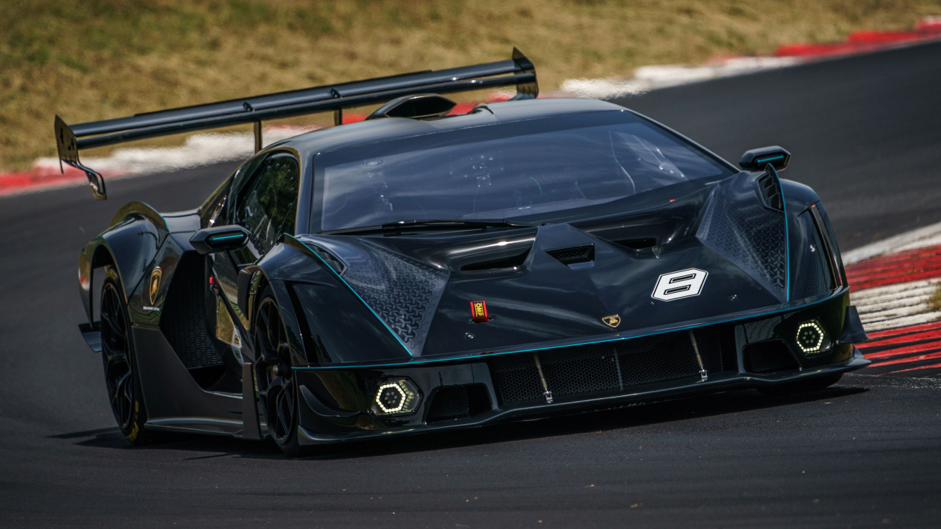 Черный спортивный Lamborghini Essenza SCV12 на гоночной трассе 