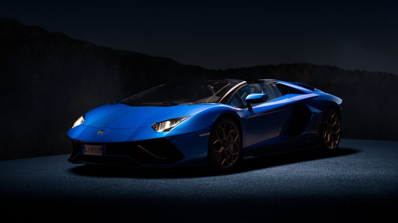 Синий автомобиль Lamborghini Aventador на черном фоне