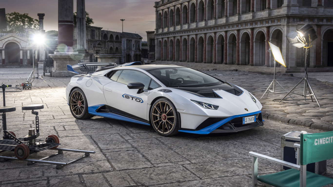 Яркий Lamborghini Huracán STO у старого здания