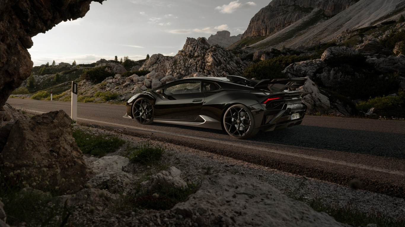 Автомобиль Lamborghini Huracán STO  вид сзади