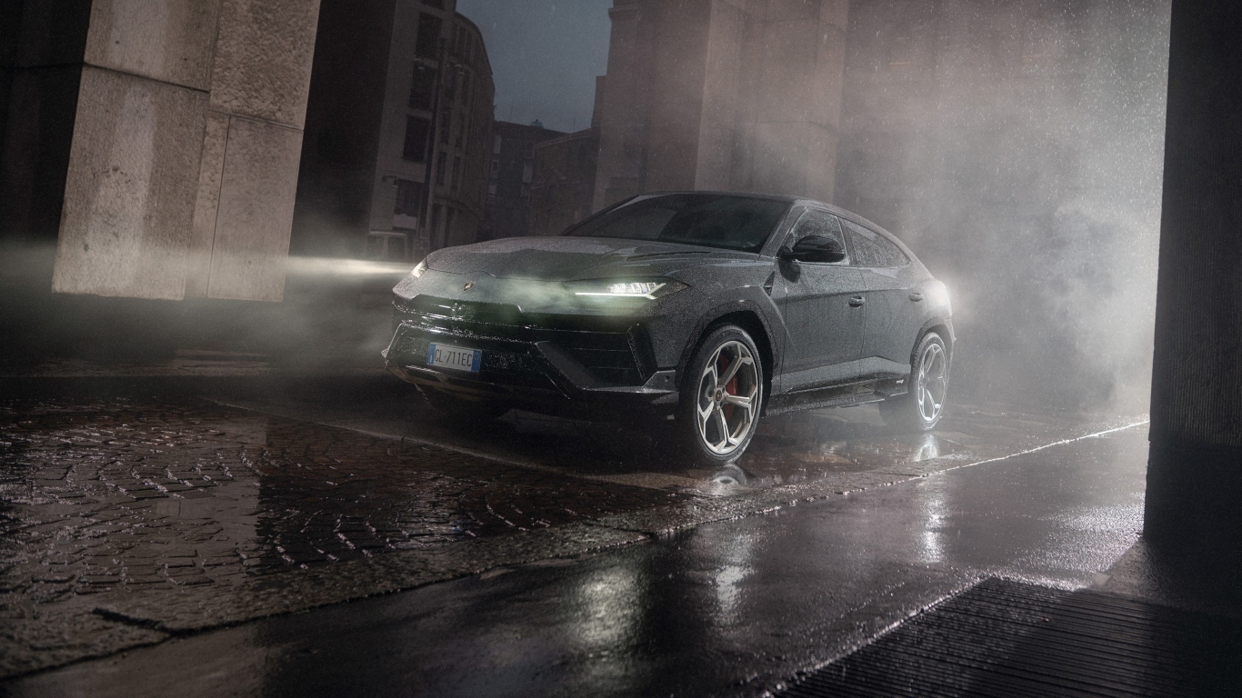 Автомобиль Lamborghini Urus S под дождем