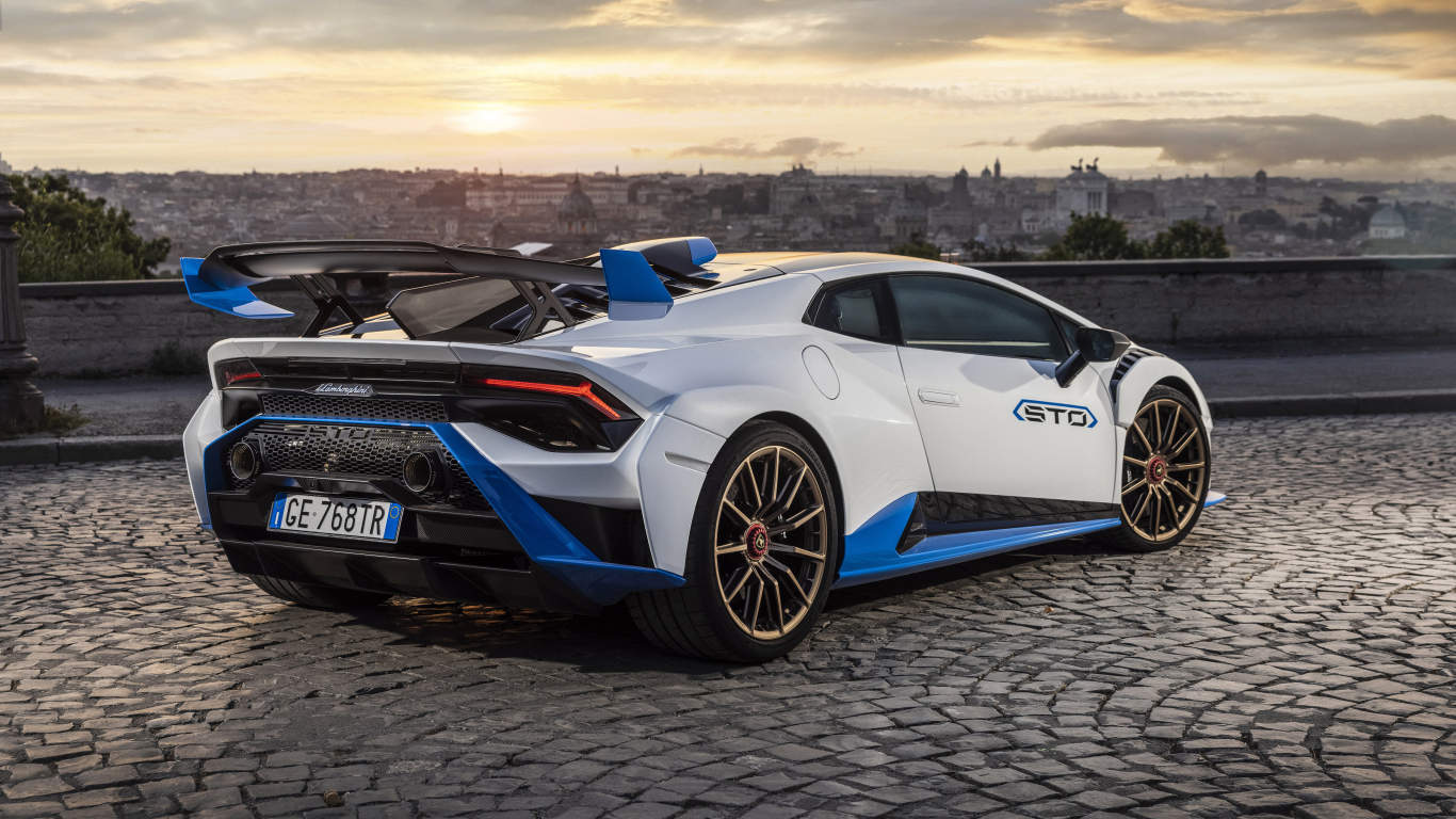 Спортивный Lamborghini Huracán STO на фоне заката 