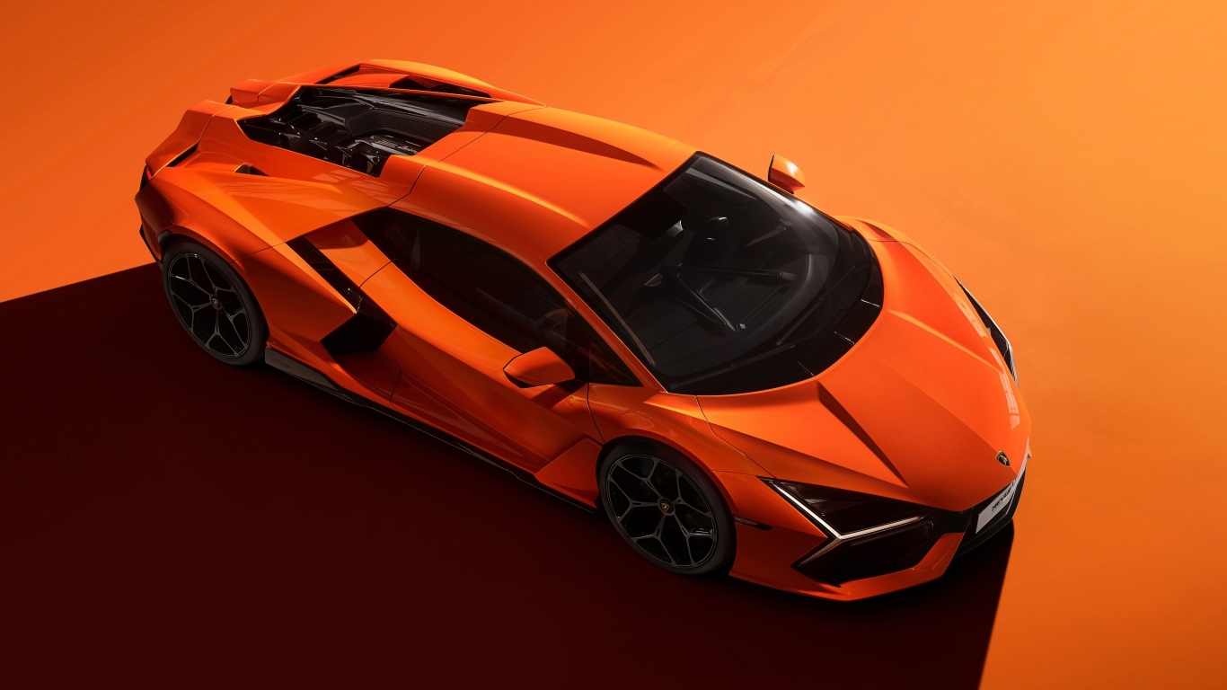 Вид сверху на автомобиль Lamborghini Revuelto 2023 года
