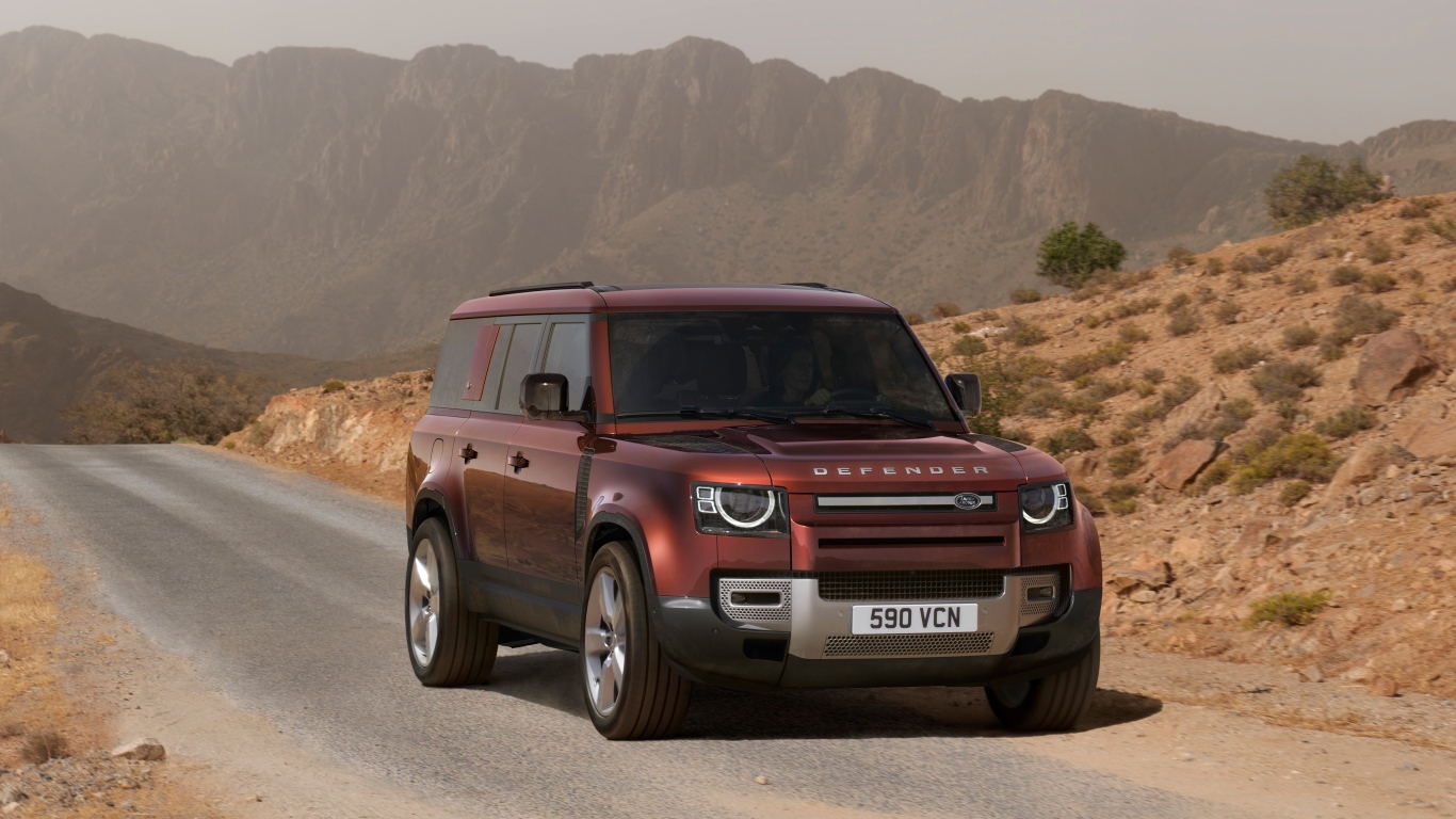 Внедорожник Land Rover Defender 130  на трассе