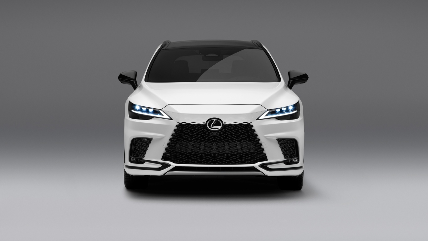 Вид спереди на автомобиль  Lexus RX 500h F SPORT