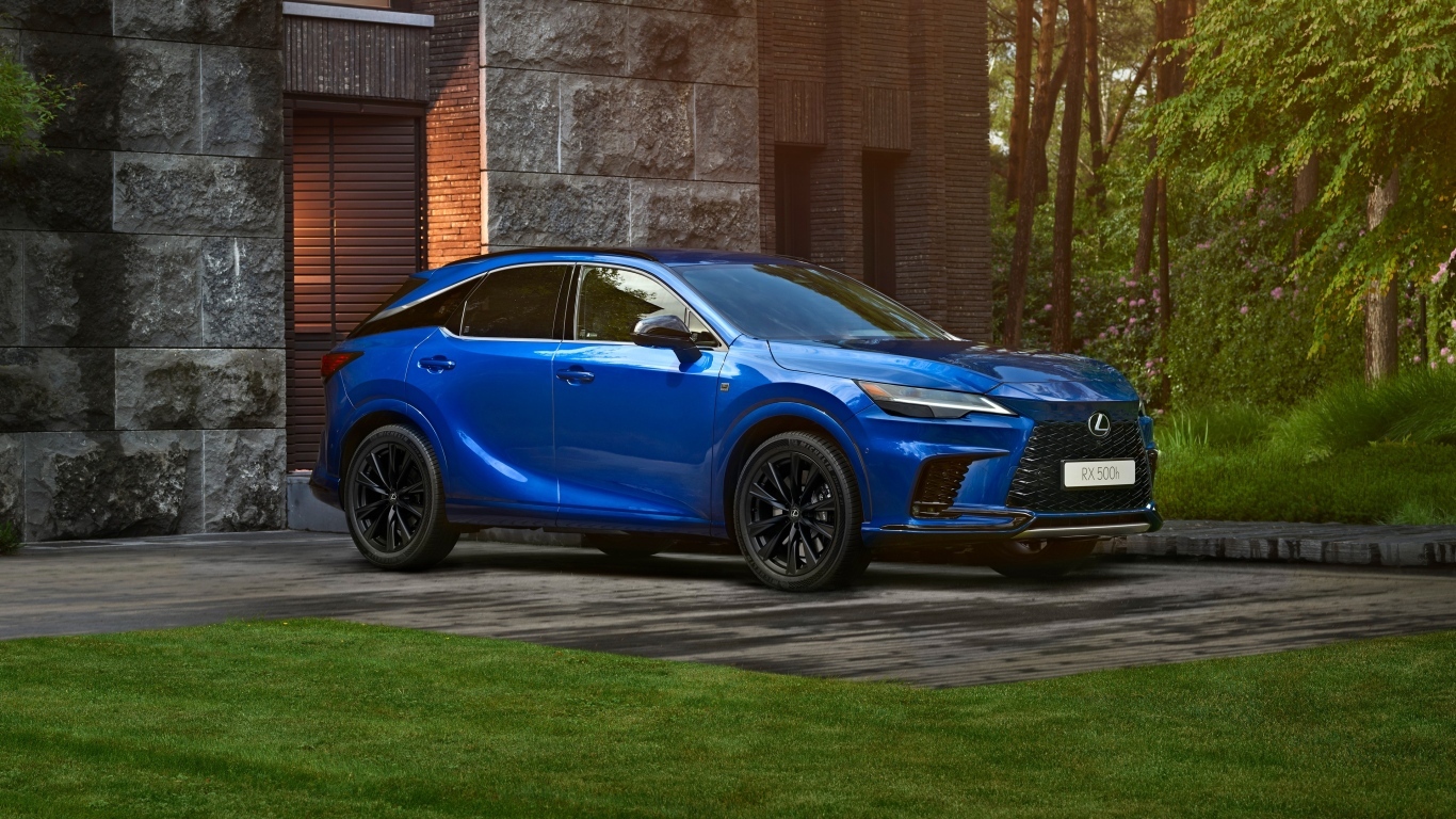 Внедорожник Lexus RX 500h F SPORT у здания