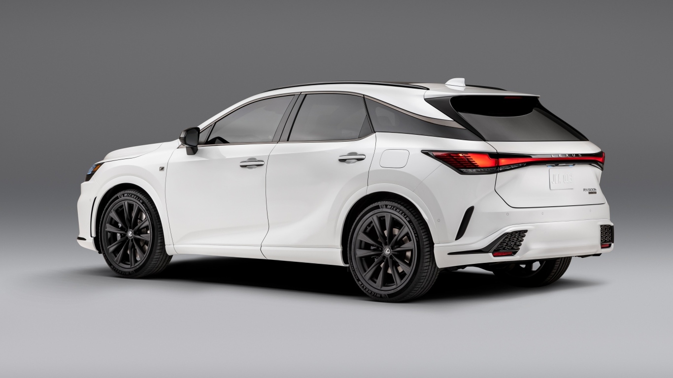 Белый внедорожник Lexus RX 500h F SPORT вид сзади