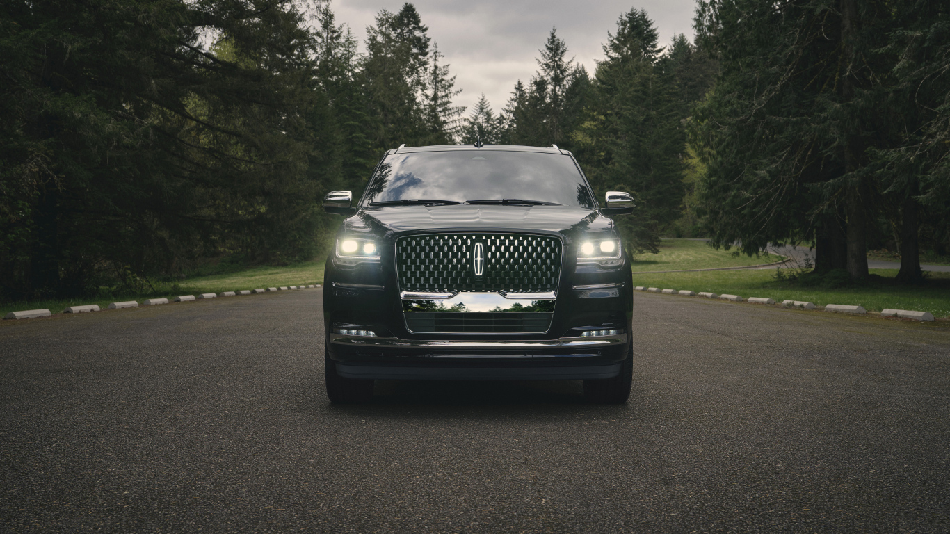 Автомобиль Lincoln Navigator, 2022 года вид спереди