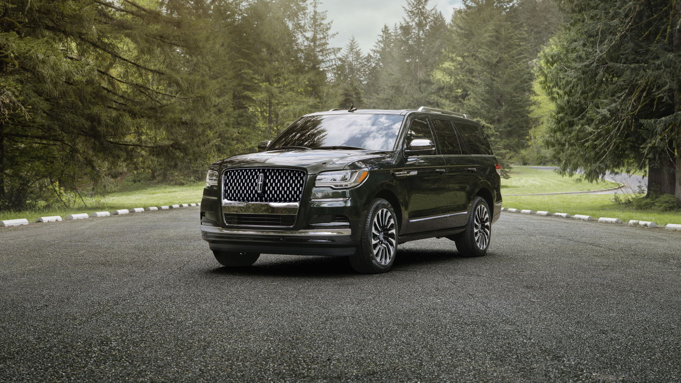 Черный дорогой внедорожник Lincoln Navigator, 2022 года