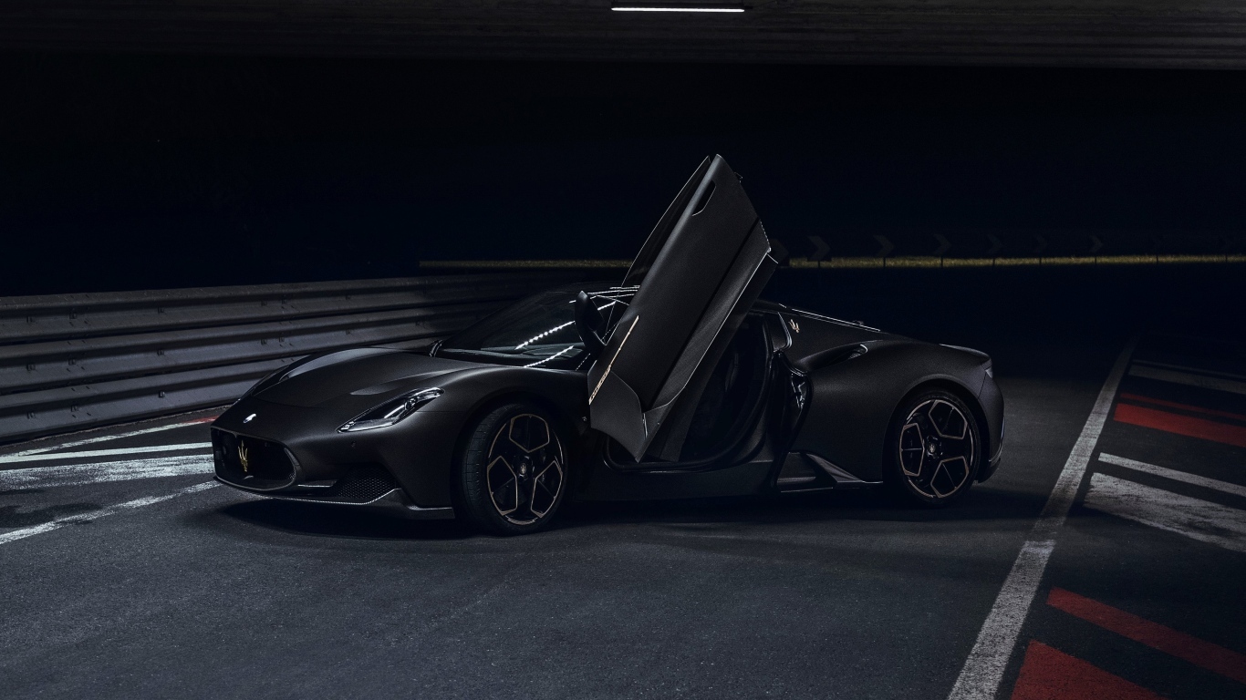 Черный автомобиль Maserati MC20  с открытыми дверями