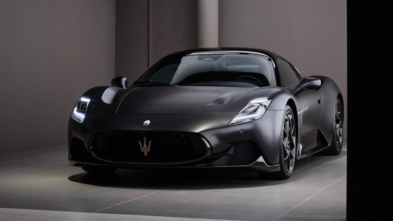 Черный автомобиль Maserati MC20 Notte Coupé 2023 года