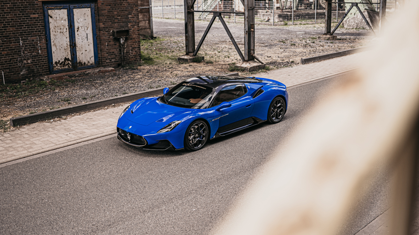 Синий автомобиль Maserati MC20 Coupé 2022 года