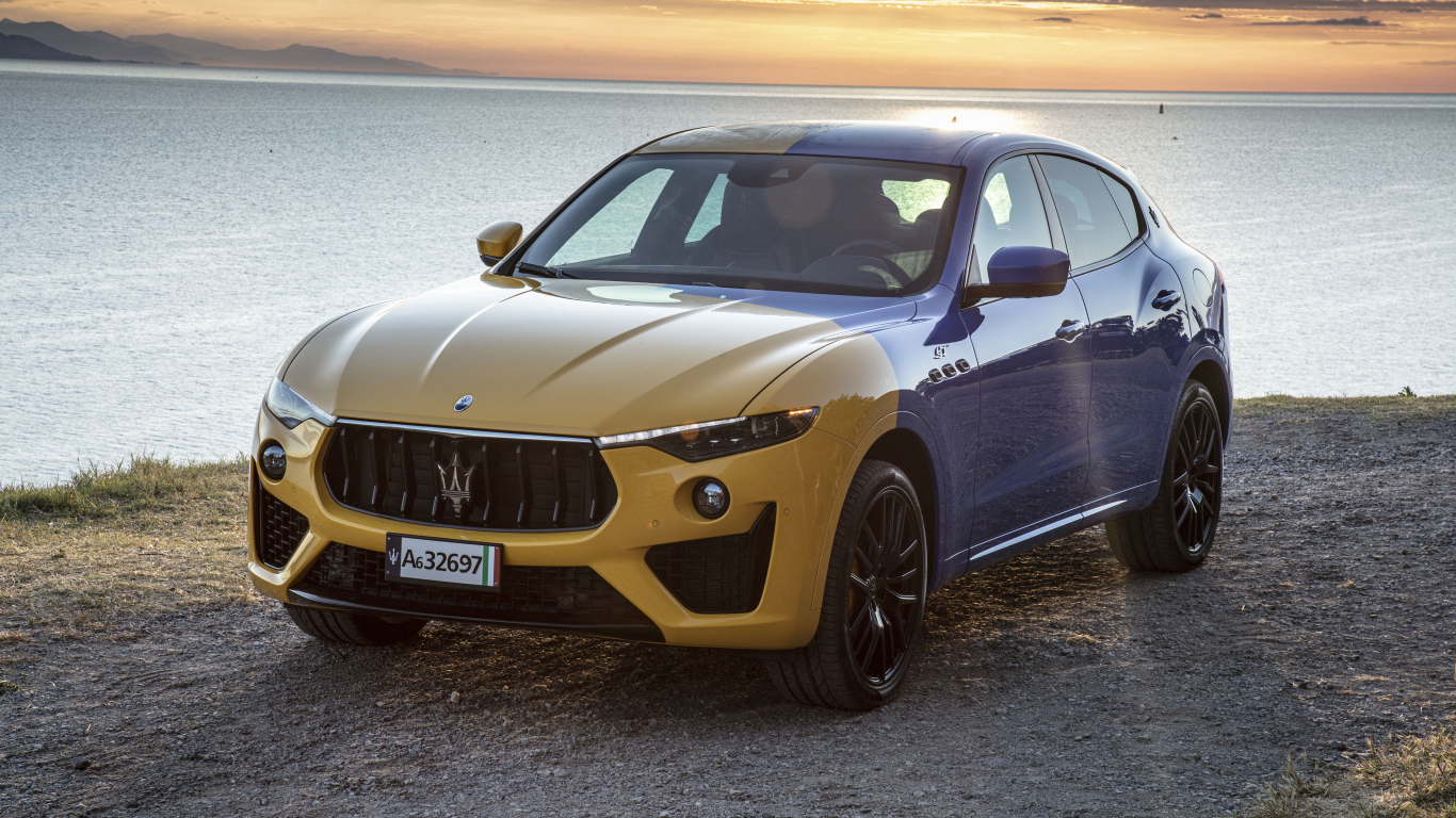Автомобиль Maserati Levante GT Hybrid Fuoriserie 2021 у реки