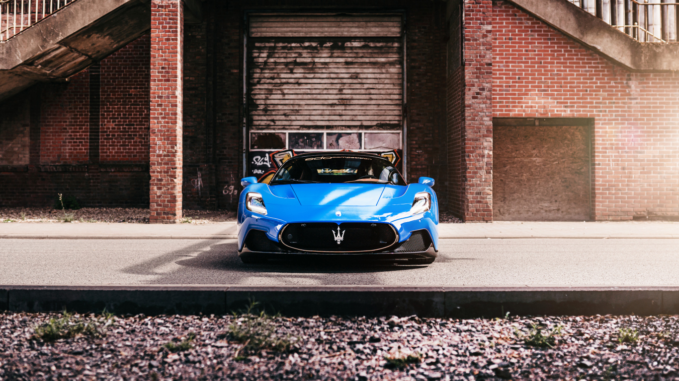 Автомобиль Maserati MC20 Coupé 2022 вид спереди