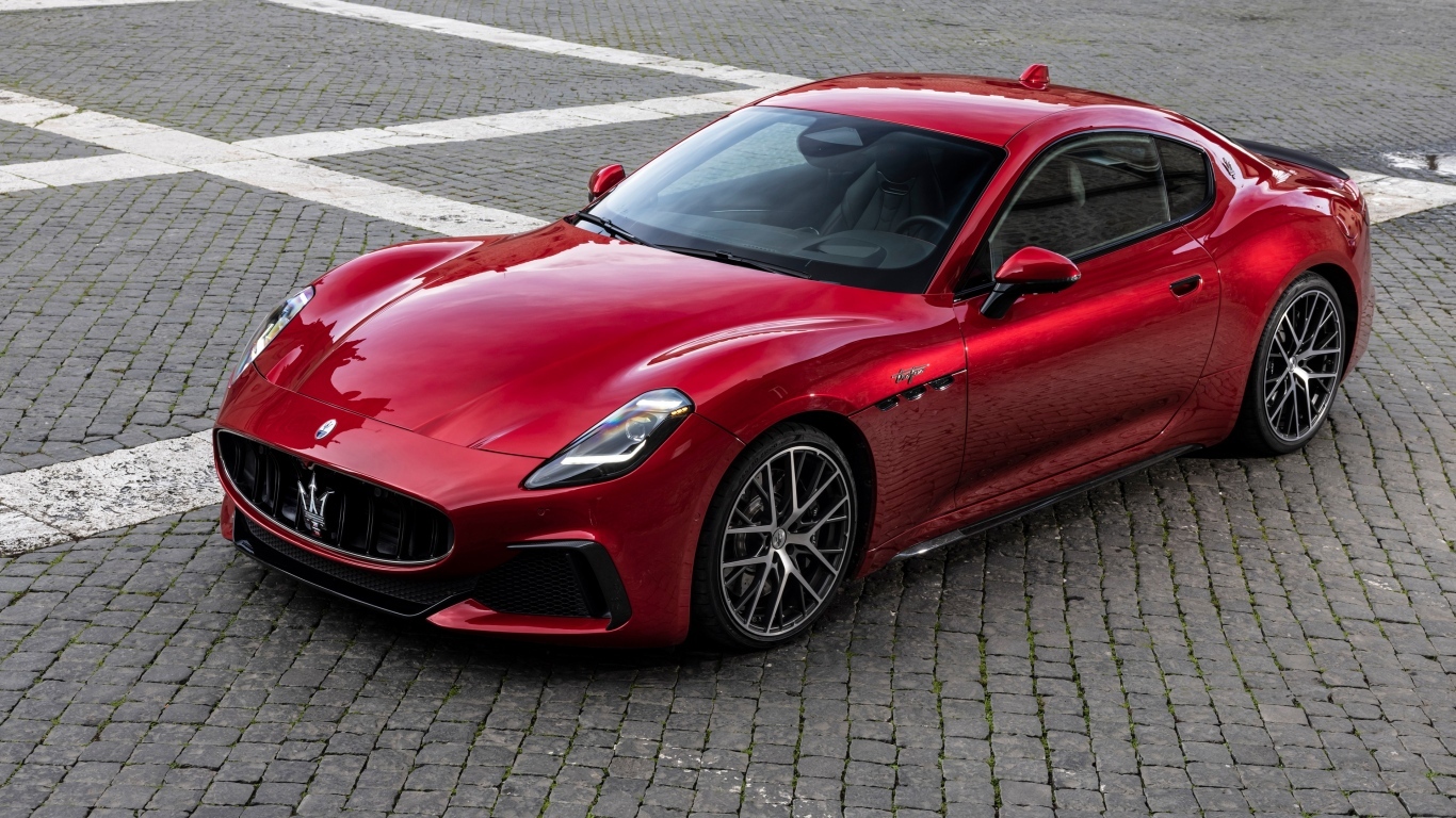 Красный Maserati GranTurismo Trofeo 2023 года