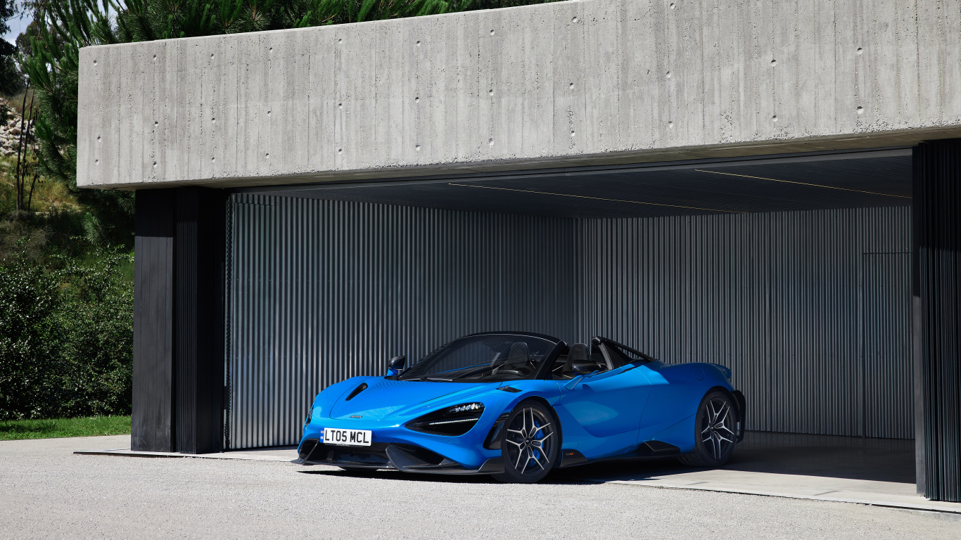 Синий спорткар McLaren 765LT Spider 2022 в гараже 