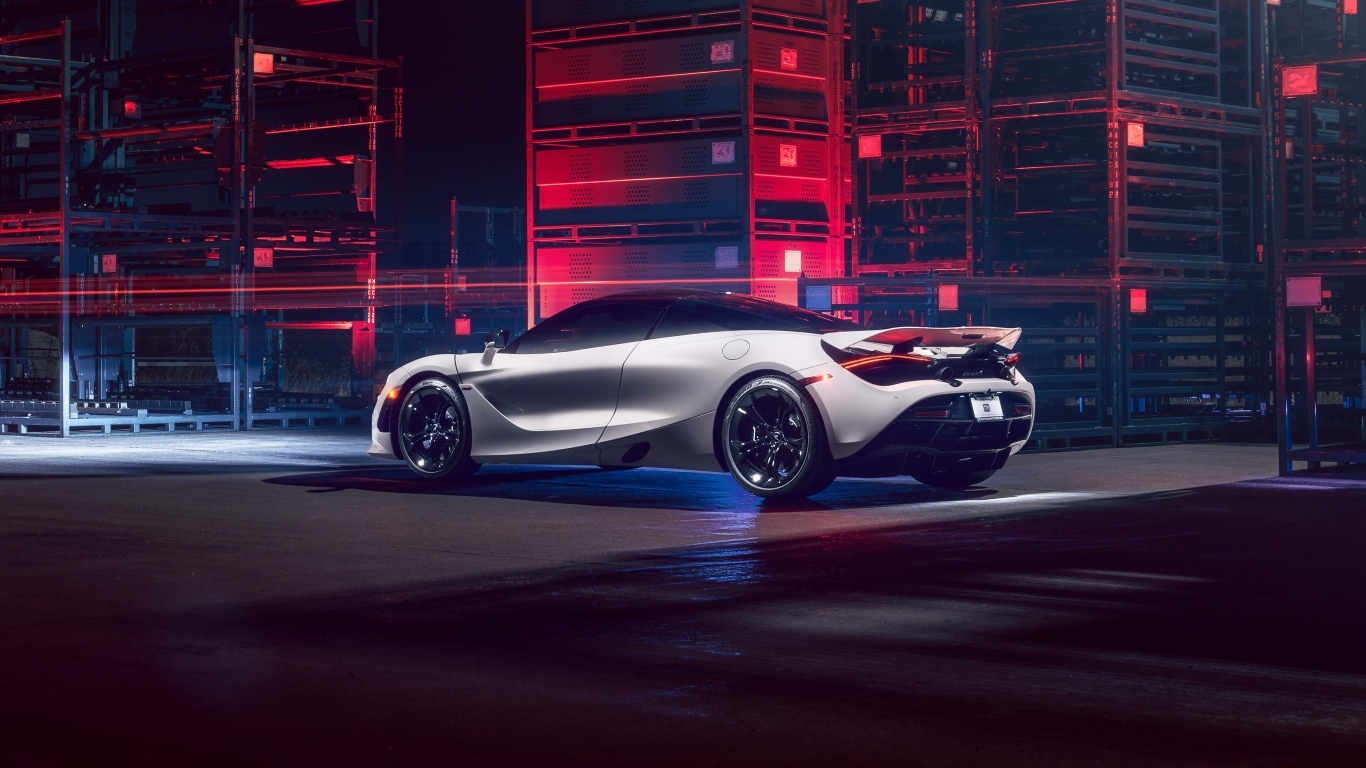 Автомобиль McLaren 720S  вид сзади