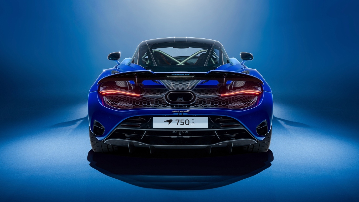 Вид сзади на синий автомобиль McLaren MSO 750S