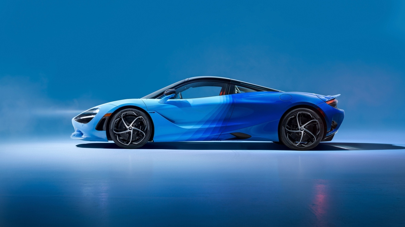 Вид сбоку на синий автомобиль McLaren MSO 750S