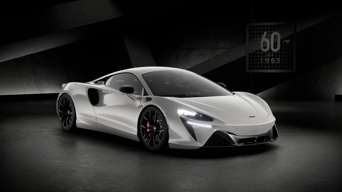 Серебристый автомобиль McLaren Artura 60th Anniversary Edition