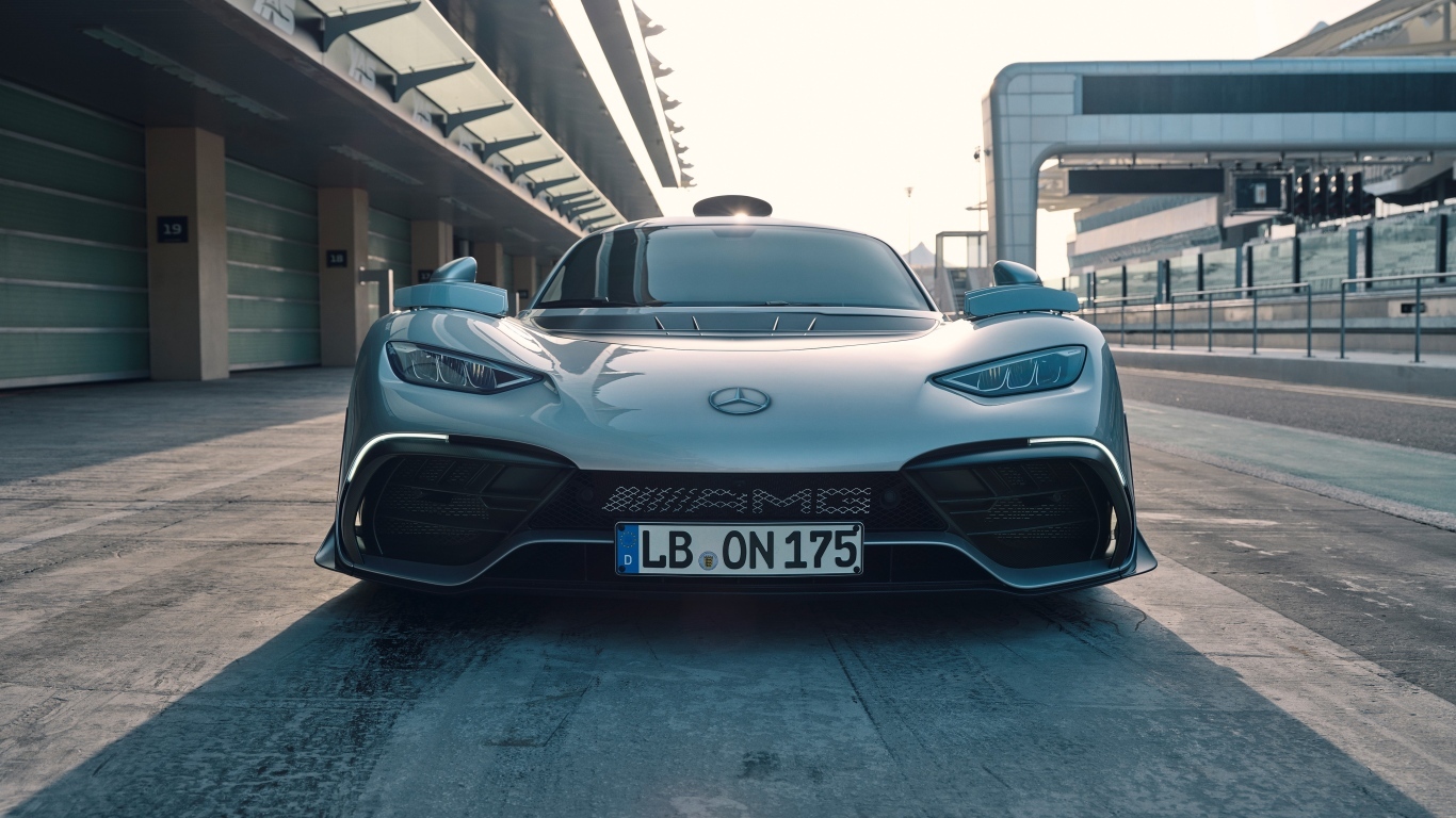 Спортивный автомобиль Mercedes-AMG ONE 2022 года