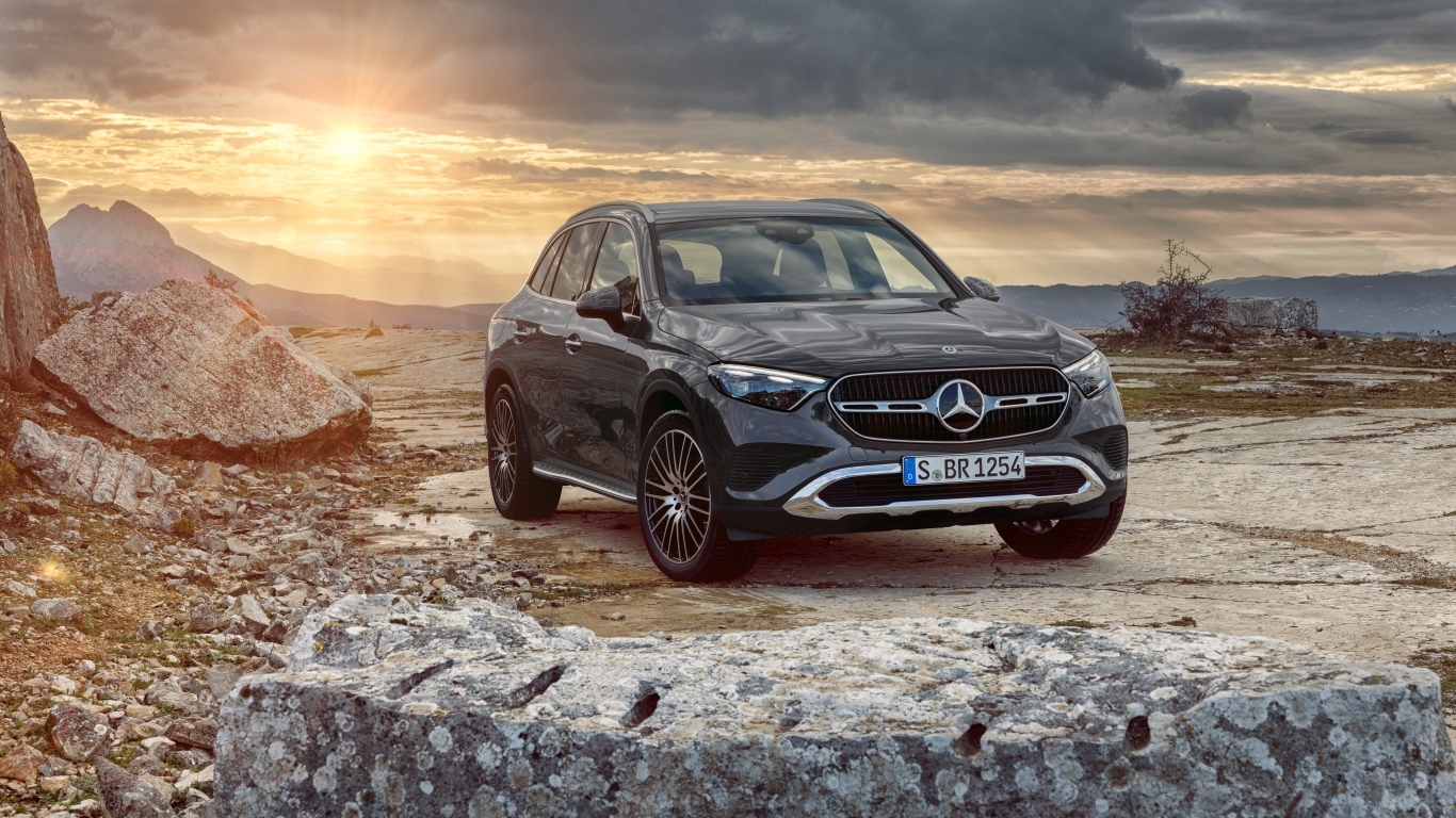Черный внедорожник Mercedes-Benz GLC 300  на фоне заката