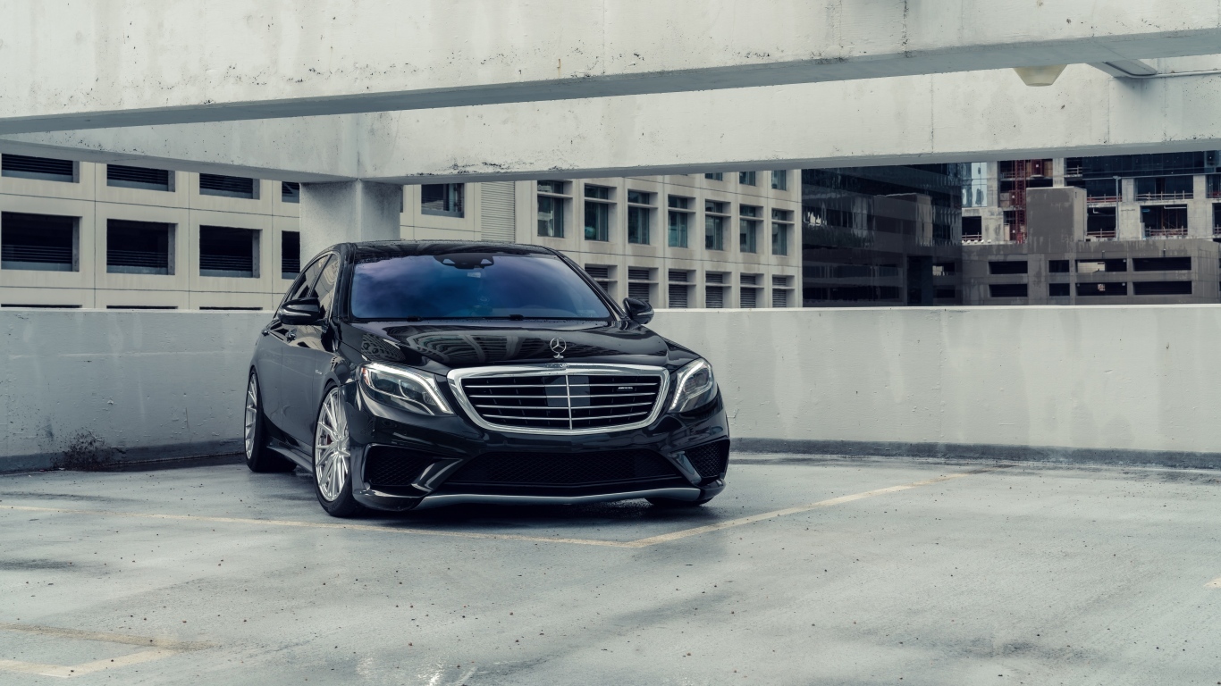 Черный автомобиль Mercedes-Benz S-Coupe S 63 AMG