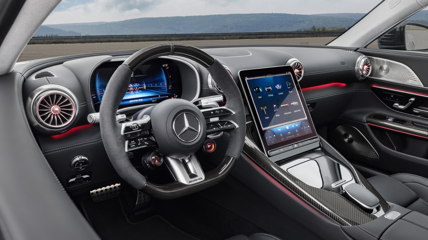 Черный кожаный салон автомобиля Mercedes-AMG SL 63 4MATIC+ 2023 года