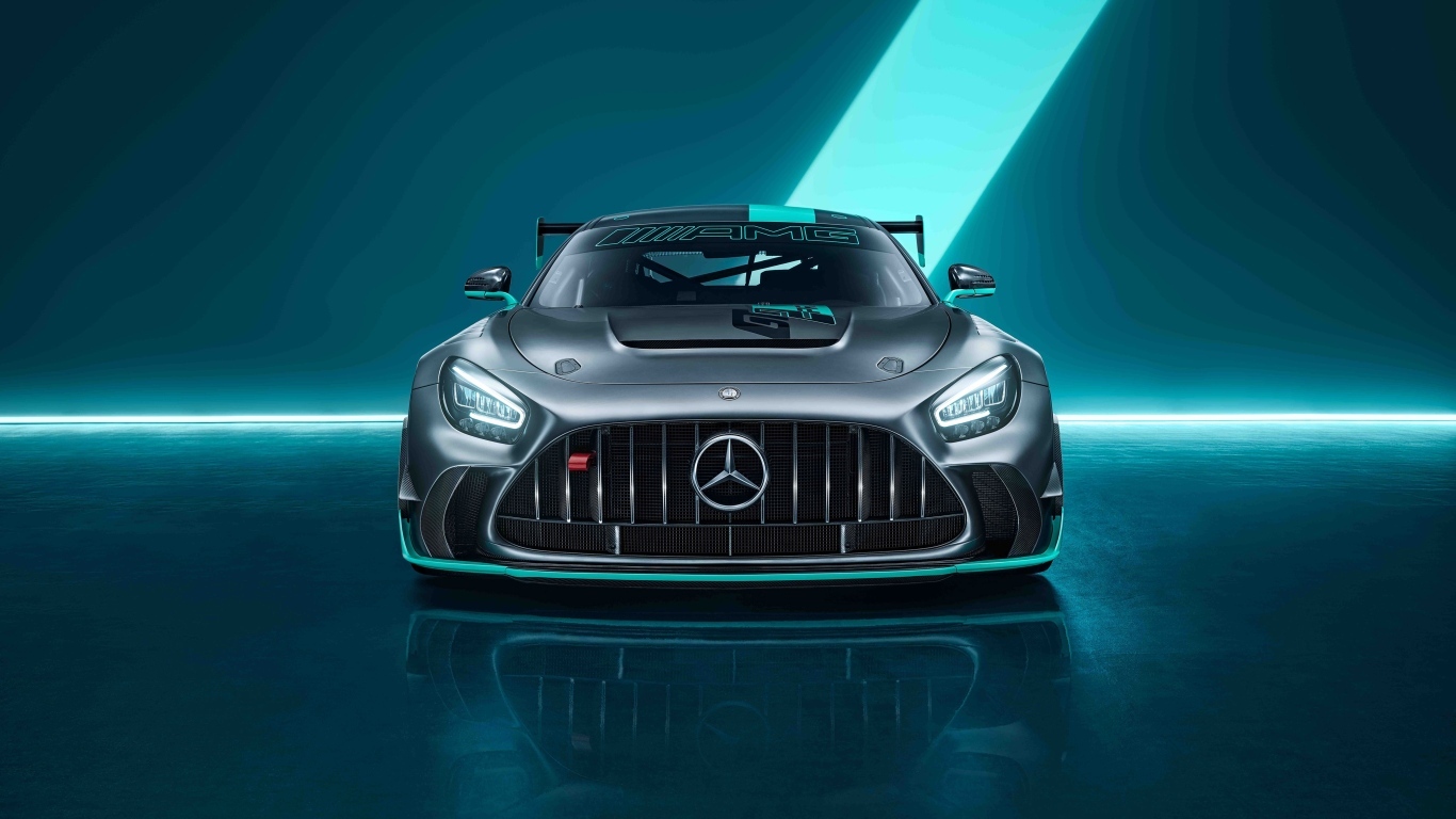 Вид спереди на автомобиль Mercedes-AMG GT2 PRO 2023 года