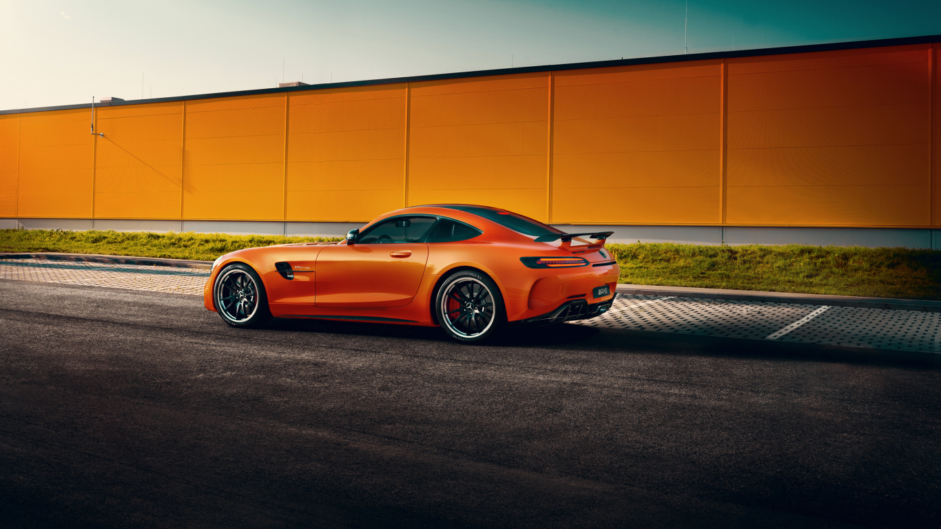 Автомобиль Mercedes-Benz AMG GT R у здания