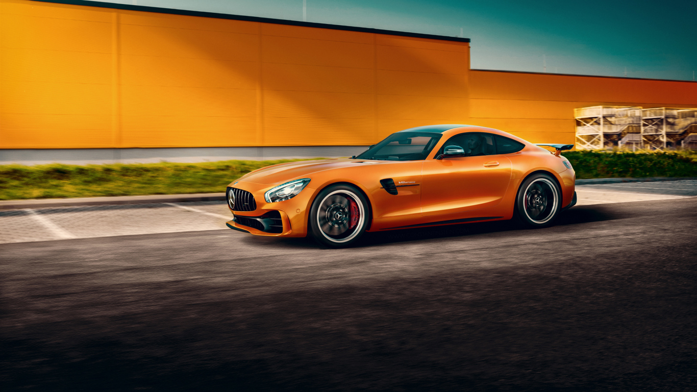 Оранжевый автомобиль Mercedes-Benz AMG GT R