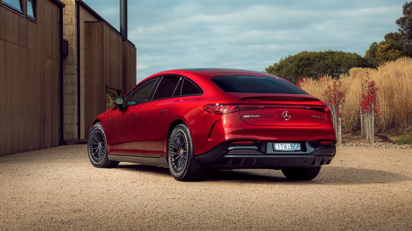 Красный автомобиль Mercedes-AMG EQS 53 4MATIC+