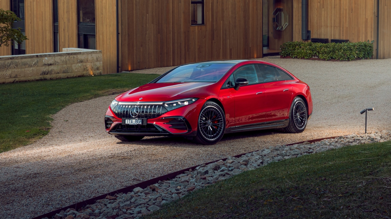 Красный автомобиль Mercedes-AMG EQS 53 4MATIC+  у дома