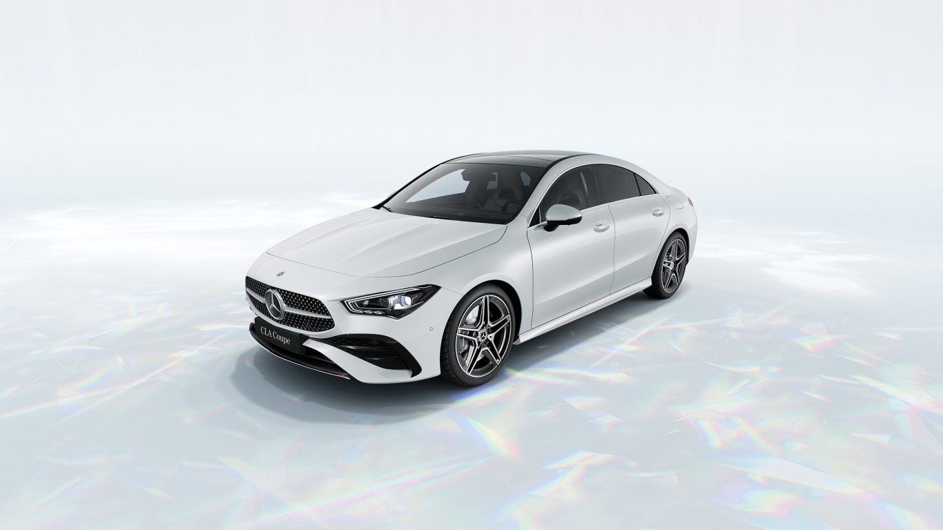 Белый автомобиль Mercedes-Benz CLA 260 4MATIC AMG Line