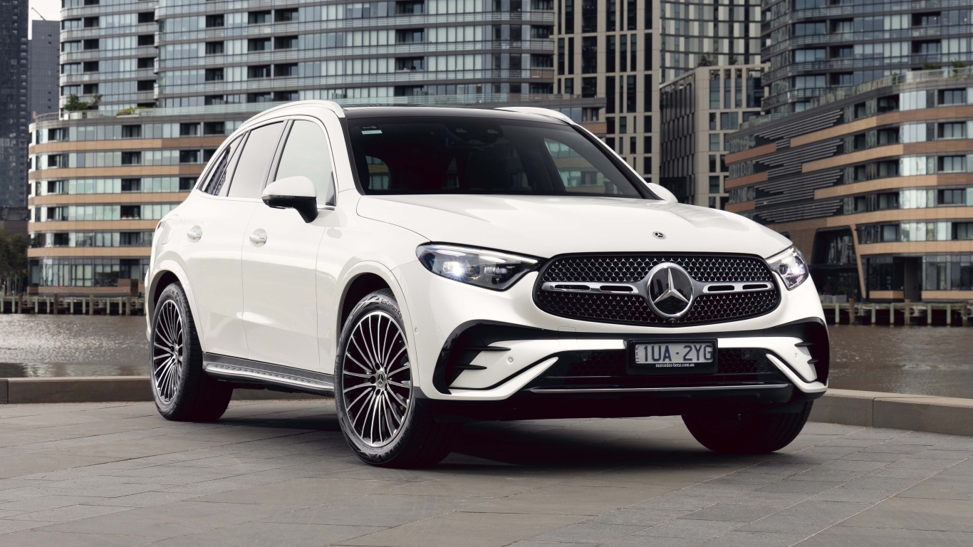 Белый автомобиль Mercedes-Benz GLC 300 4MATIC AMG Line 2023 года
