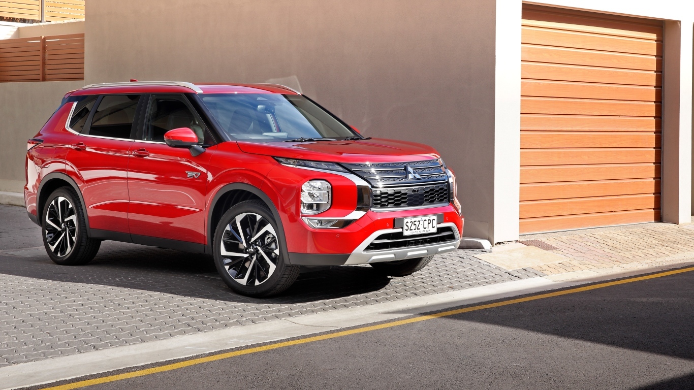 Красный внедорожник Mitsubishi Outlander PHEV Aspire