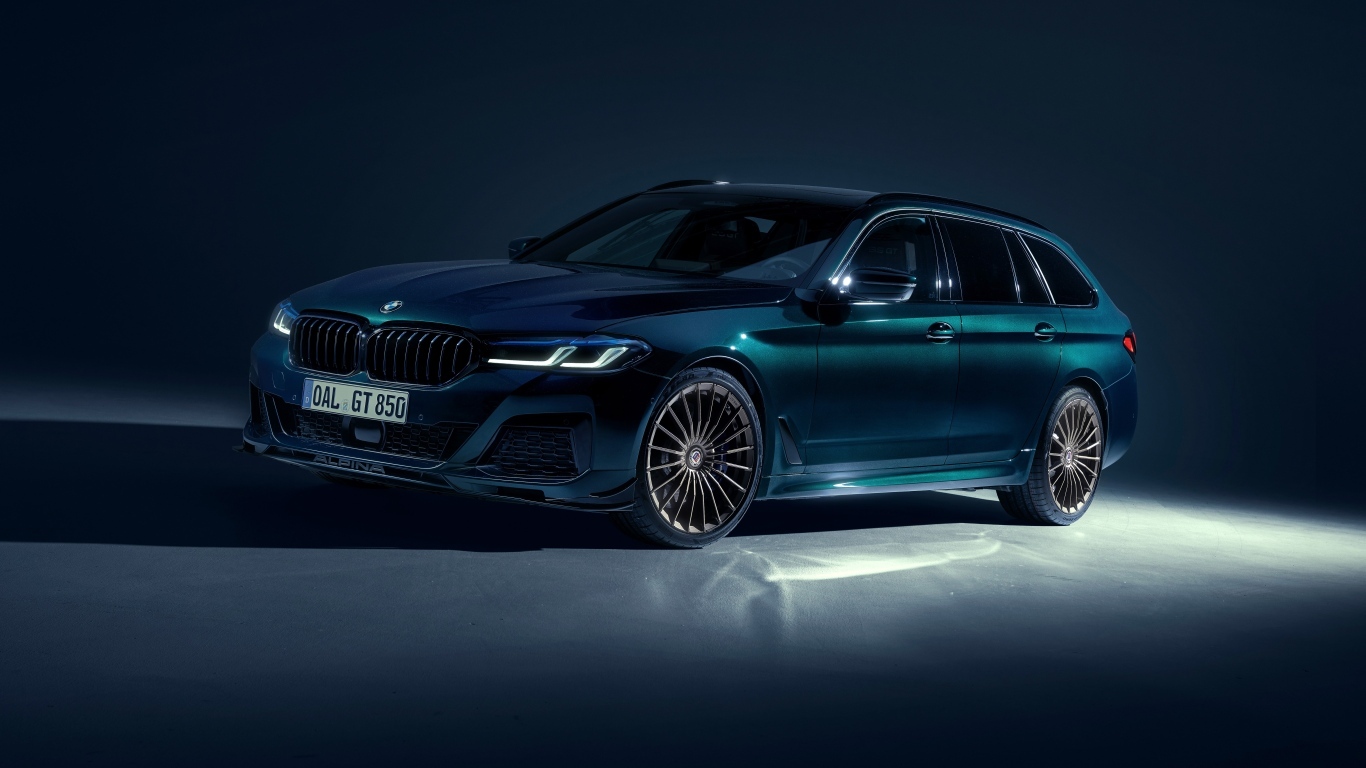 Автомобиль Alpina B5 GT Touring 2023 года на сером фоне