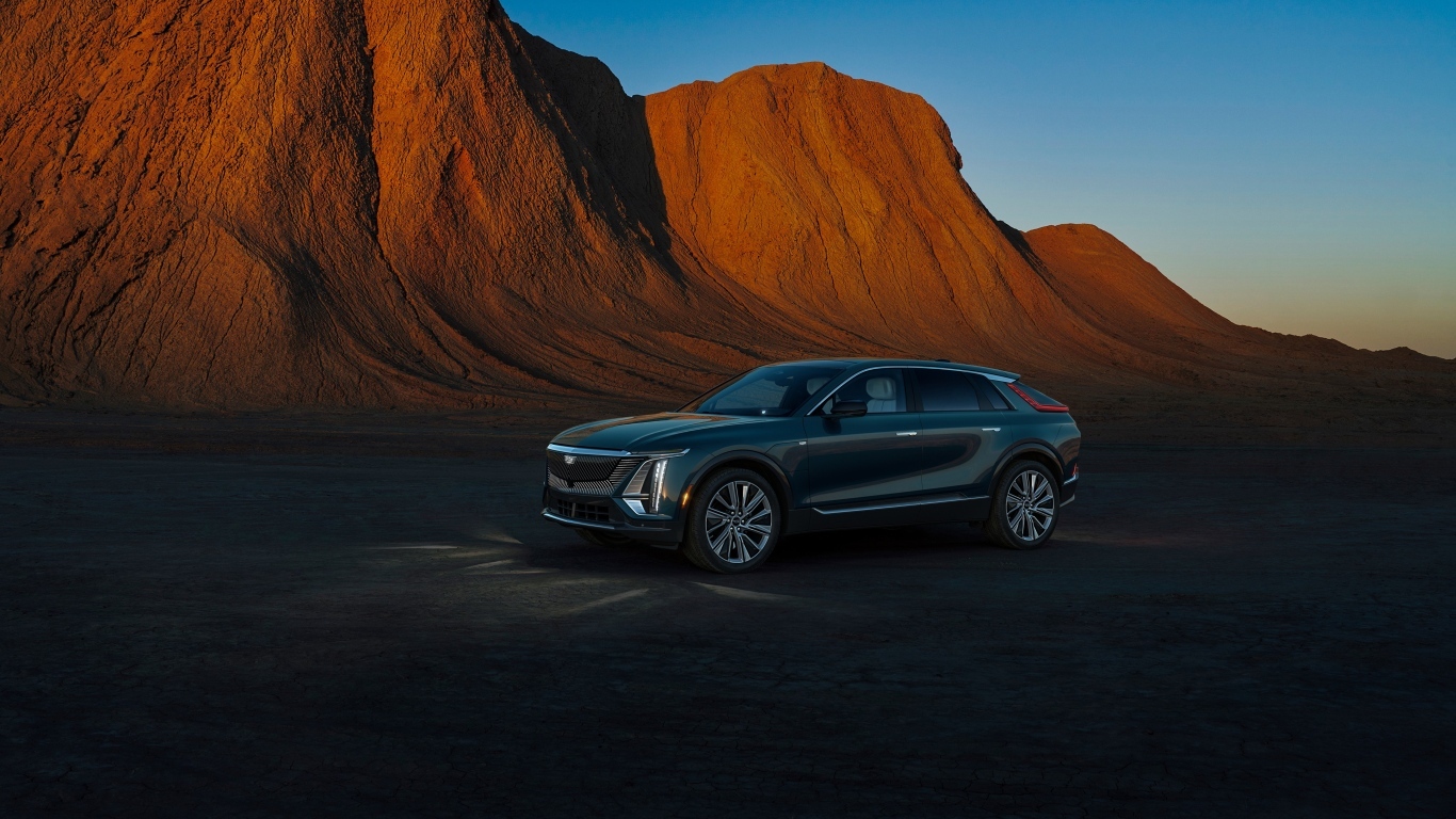 Автомобиль Cadillac Lyriq Tech 2023  в горах