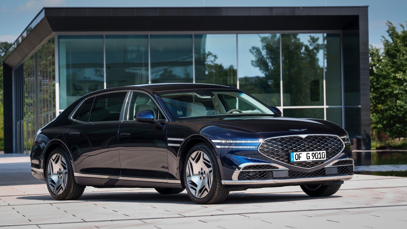 Стильный дорогой автомобиль Genesis G90 Long Wheelbase 2023 года у дома