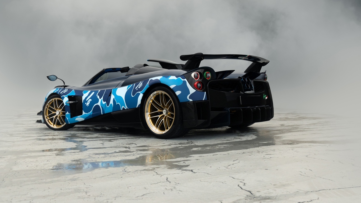Спортивный Pagani Huayra Roadster вид сзади