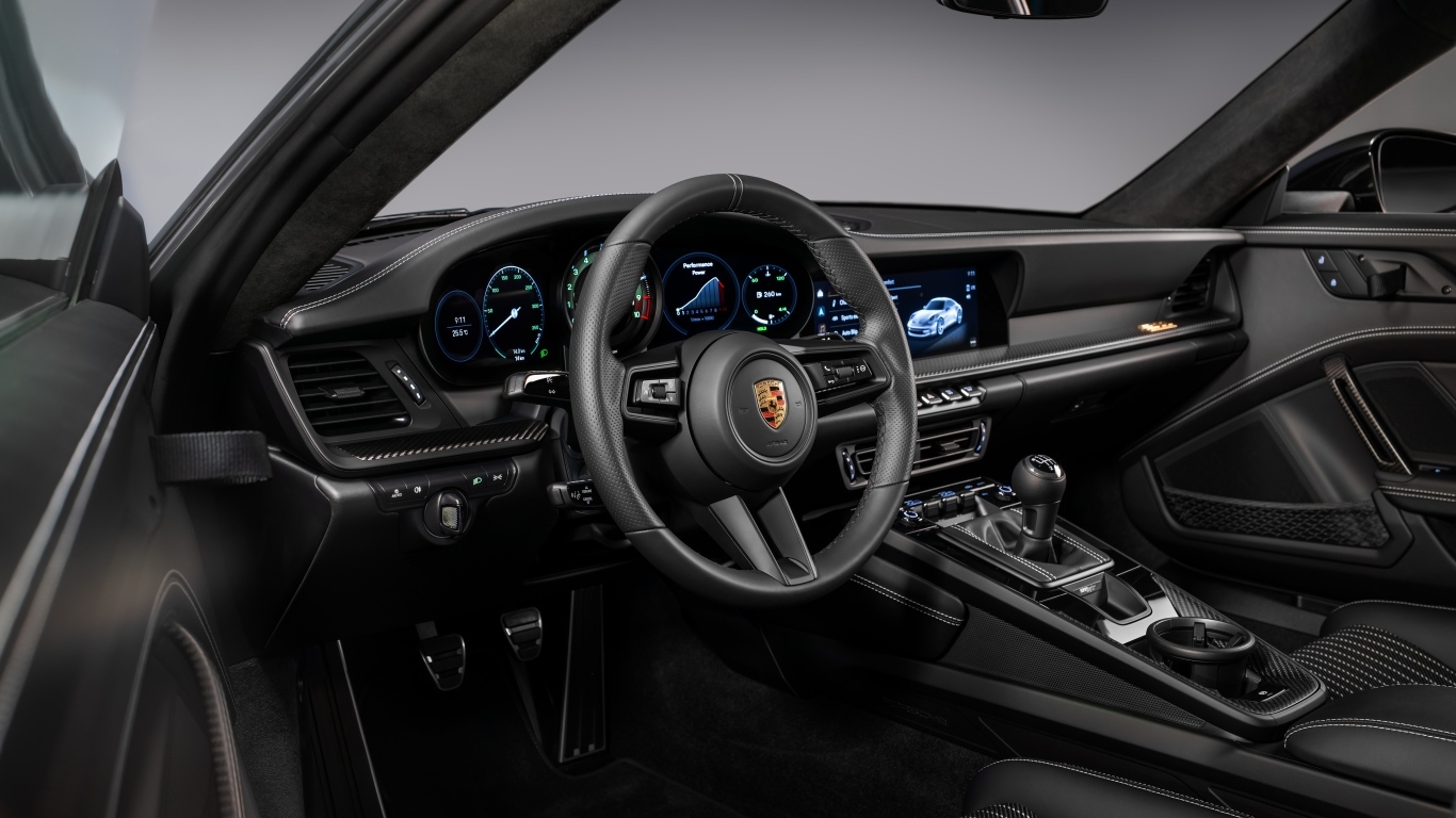Салон автомобиля Porsche 911 ST 2023 года