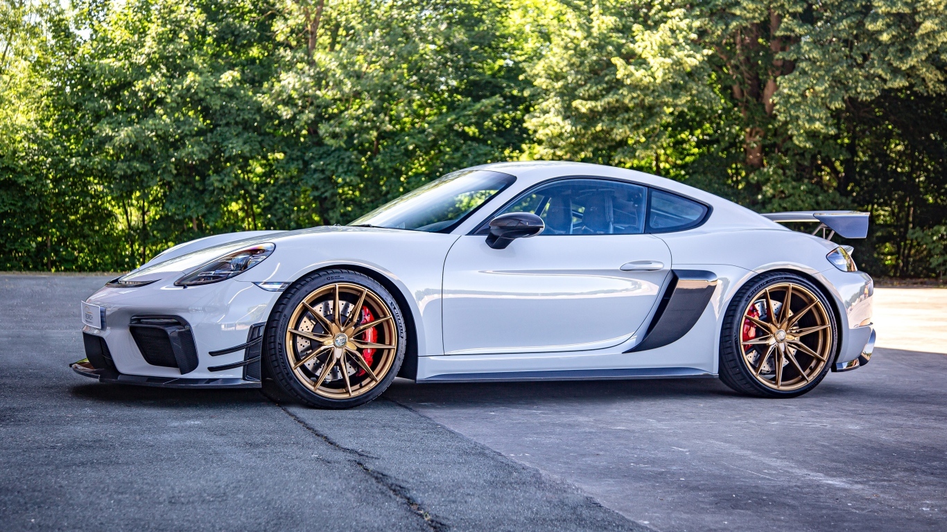 Автомобиль Porsche 718 Cayman GT4 вид сбоку