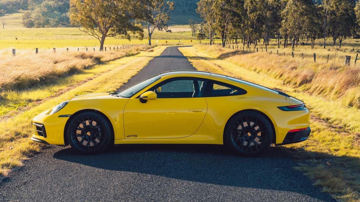 Автомобиль Porsche 911 Carrera GTS вид сбоку