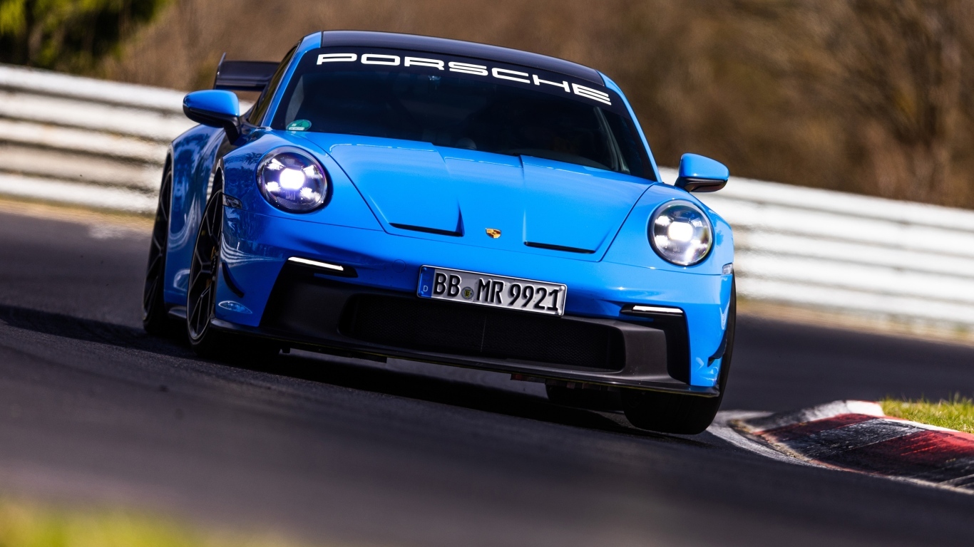 Автомобиль Porsche 911 GT3 вид спереди