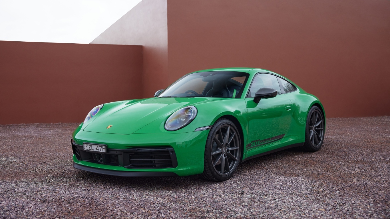 Зеленый автомобиль  Porsche 911 Carrera T 2023 года