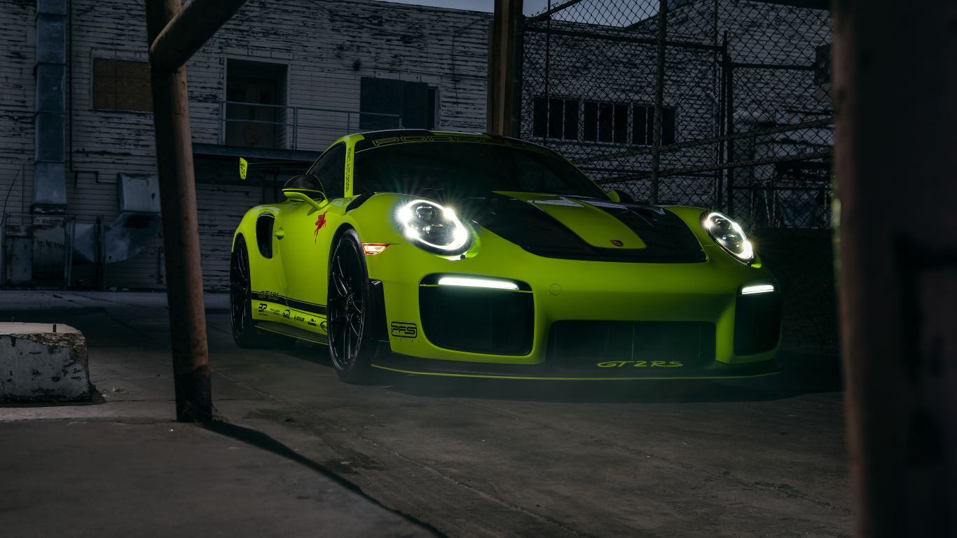 Автомобиль Porsche 911 GT2 RS у старого здания