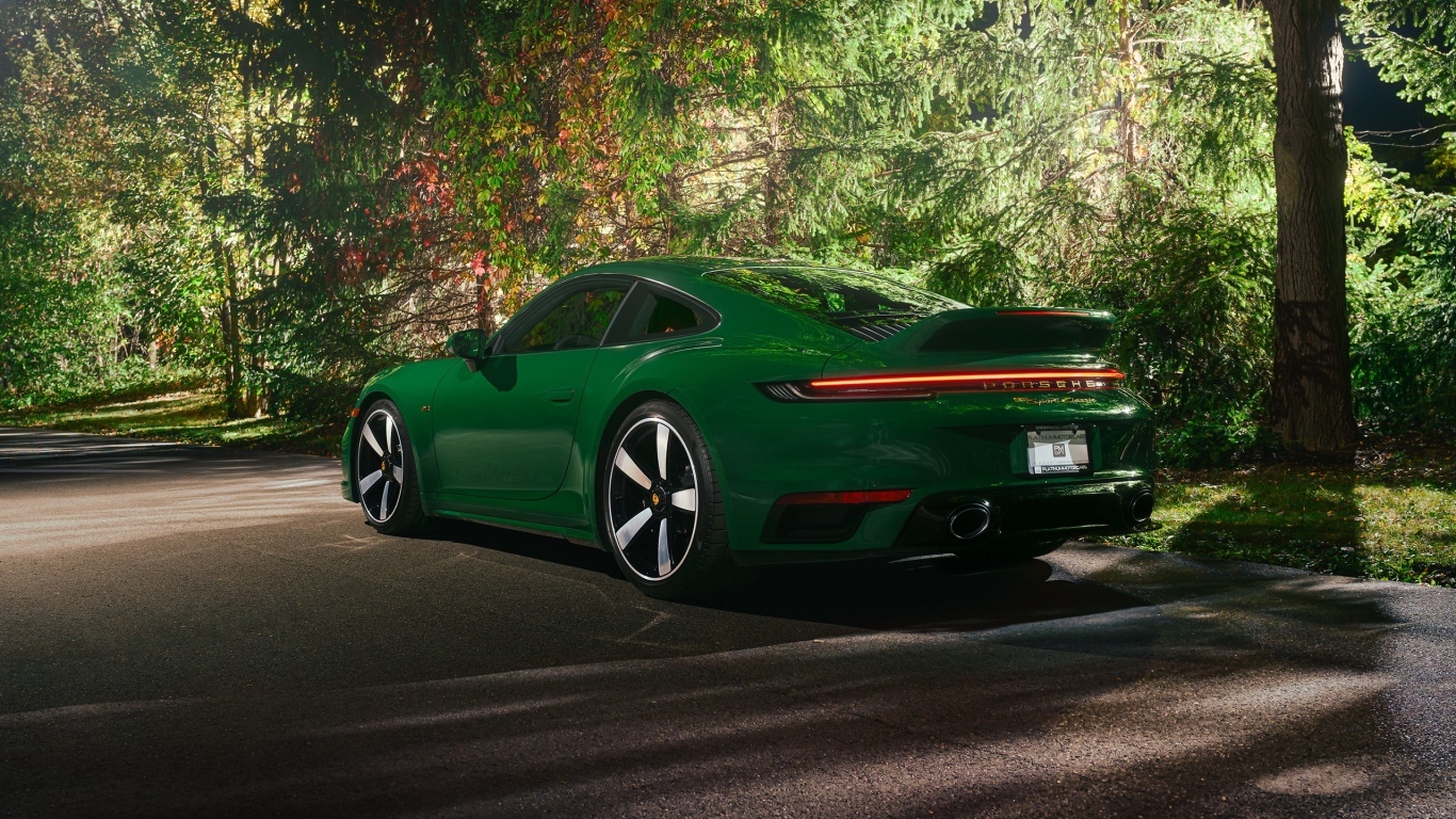 Вид сзади на зеленый автомобиль Porsche 911 Sport Classic 2023 года