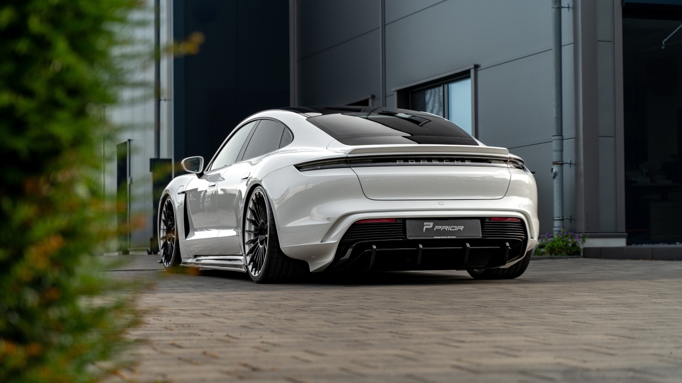 Вид сзади на автомобиль Porsche Taycan