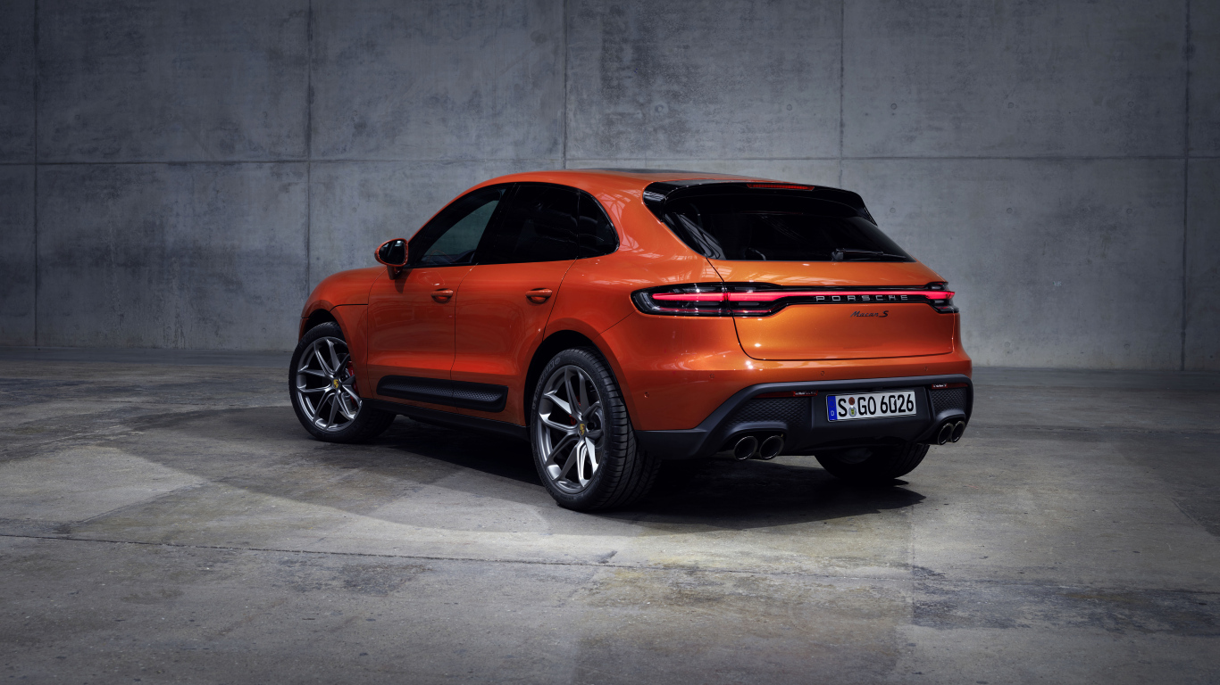 Красный Porsche Macan S 2021 вид сзади