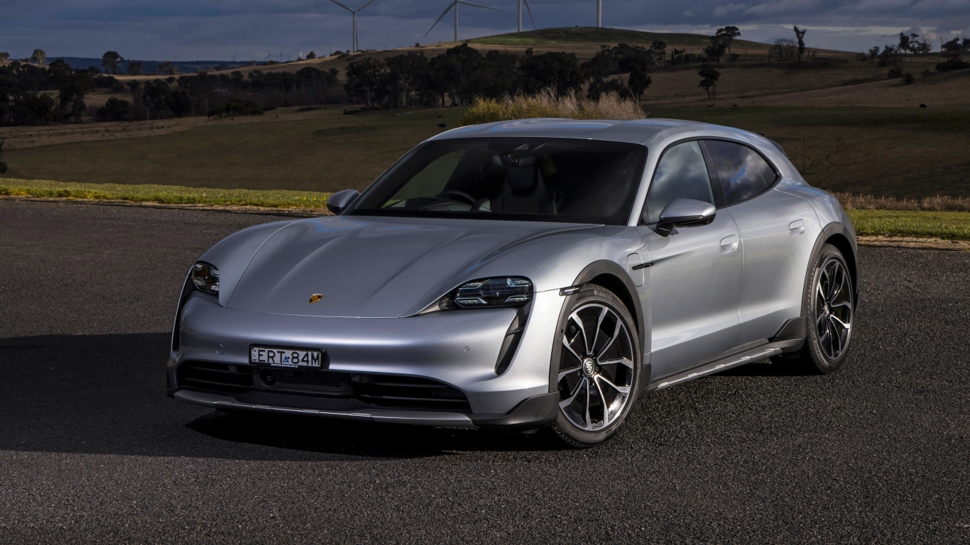 Серебристый Porsche Taycan 4 Cross Turismo